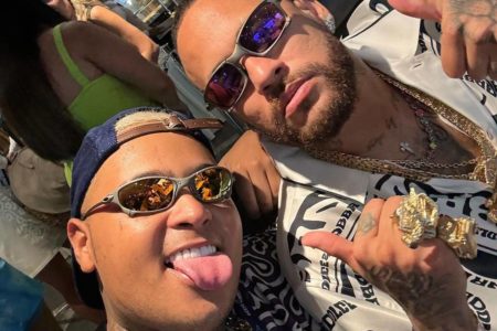 Foto colorida de MC Ryan e Neymar de óculos - Metrópoles