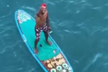 Homem usa prancha para remar até cruzeiro de Neymar