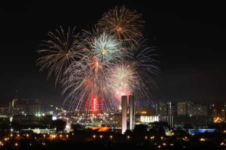 Foto de fogos de artifício no meio da Esplanada dos Ministérios mensagens