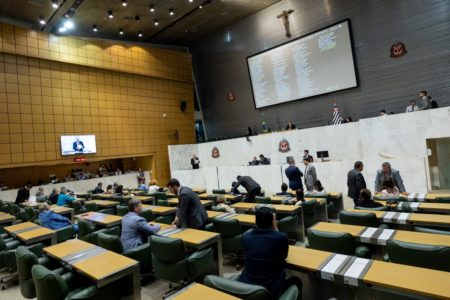 Fotografia colorida mostra deputados reunidos no plenário da Alesp - Metrópoles