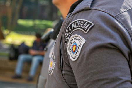 foto colorida de policial militar fardado em primeiro plano; ele prendeu preso beneficiado pela saidinha de final de ano após ele ser flagrado andando de jet ski na prainha de Riacho Grande, desobedecendo o perímetro determinado pela Justiça; ele usava tornozeleira eletrônica - Metrópoles