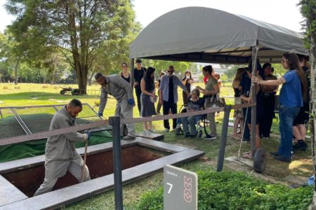 foto colorida do enterro de PC Siqueira no Cemitério Primaveras 1, em Guarulhos - Metrópoles