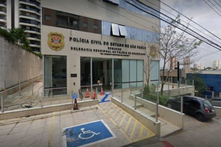 Foto colorida mostra fachada da Delegacia Seccional de Polícia de Guarulhos