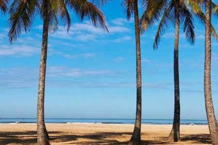 foto colorida da Praia do Gonzaga, em Santos - Metrópoles