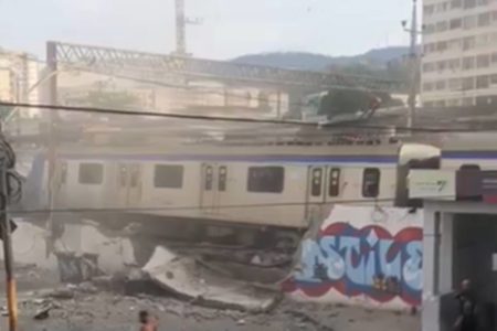 Foto colorida de trem que descarrilou no Rio de Janeiro - Metrópoles