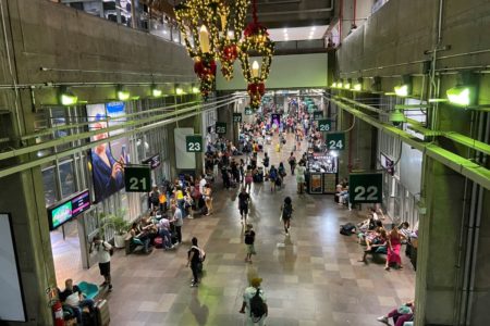 foto colorida do movimento de passageiros na rodoviária do Tietê, em SP - Metrópoles