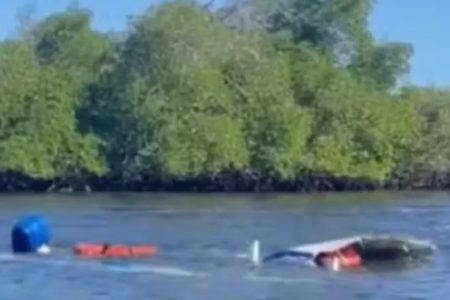 Imagem colorida mostra restos de embarcações após naufrágio no litoral da Bahia - Metrópoles