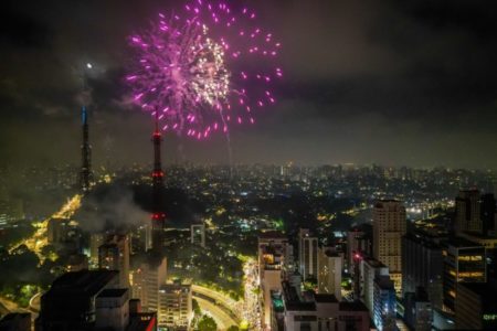 imagem colorida mostra fogos de artifício roxos no céu de são paulo em reveillon de 2022 para 2023 - metrópoles