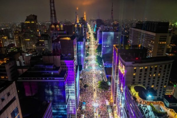 imagem colorida mostra fogos no céu da avenida paulista em reveillon de 2022 para 2023 - metrópoles