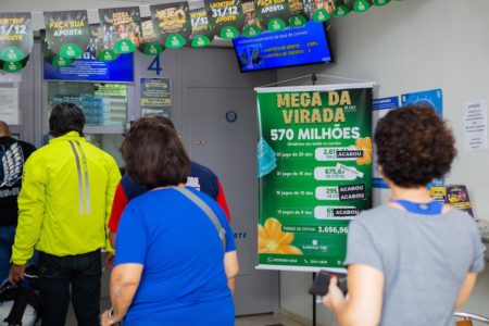 Imagem colorida de lotéricas do DF com apostadores da Mega da Virada