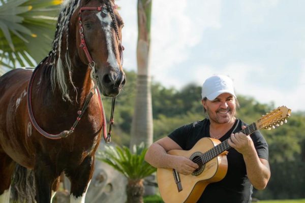 Foto colorida de Eduardo Costa com o cavalo Baruk - Metrópoles