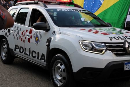 Imagem colorida mostra carro da Polícia Militar (PM) de São Paulo; soldados prenderam um homem com 21 celulares - Metrópoles