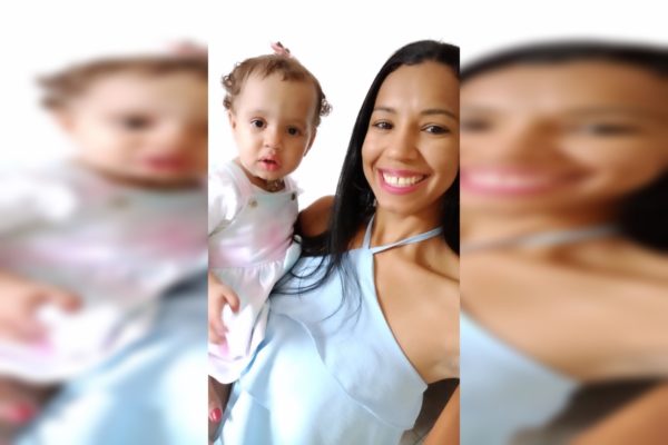 Mulher branca com criança no colo