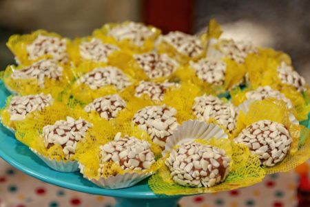 Foto colorida de um brigadeiro - Metrópoles