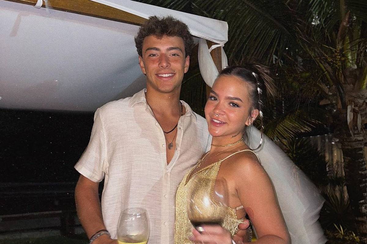 Mel Maia e João Maria Pereira abraçados e sorrindo para a câmera - Metrópoles