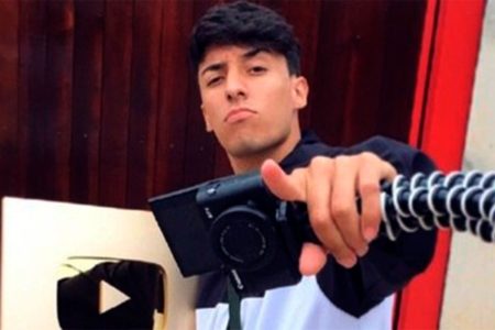 foto colorida do influencer Carlos Henrique Medeiros, encontrado morto em Itapecerica da Serra - Metrópoles