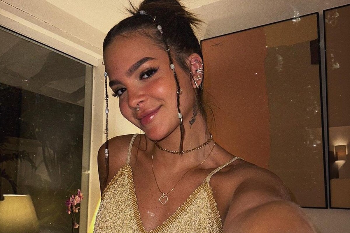 Mel Maia posa, sorridente, de vestido dourado durante a virada do ano - Metrópoles