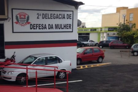 Foto colorida mostra fachada da 2ª Delegacia da Mulher de Campinas