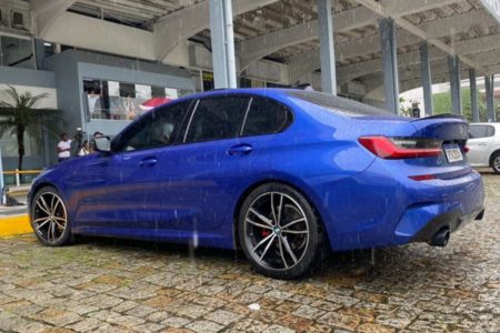 Imagem colorida mostra bmw em que quatro jovens foram encontrados mortos em balneário camburiú - Metrópoles