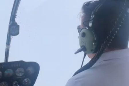 Imagem mostra piloto de helicóptero diante de intensa neblina