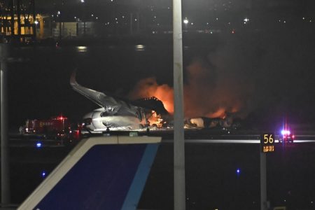 Bombeiros intervêm em chamas depois que um avião da Japan Airlines e uma aeronave da Guarda Costeira do Japão colidiram em aeroporto de Tóquio