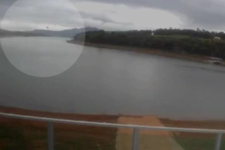 Imagem mostra helicóptero caindo no Lago de Furnas, em MG