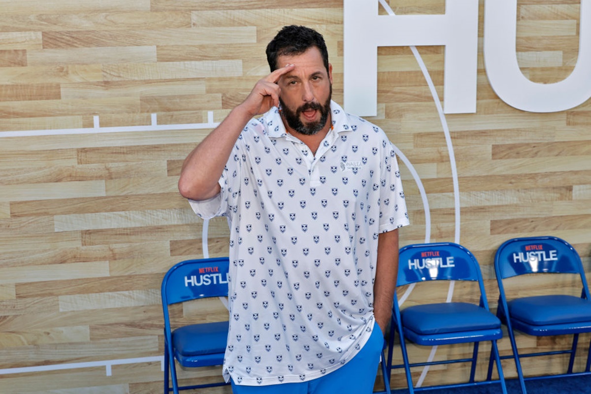 adam sandler camisa estampada branca e azul - metrópoles