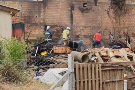 ncêndio em terreno baldio se alastra e destrói igreja que existia há mais de 10 anos em Campo Largo