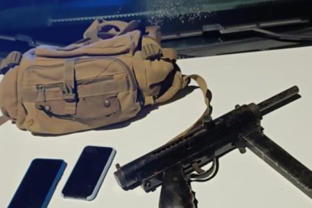 imagem colorida mostra arma, dois celulares e uma bolsa - metrópoles