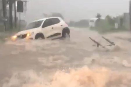 Carro cai em buraco em Arniqueira