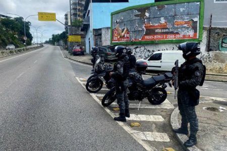 Imagem colorida de PMs na Cidade de Deus (RJ) - Metrópoles