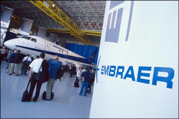 Imagem de avião da Embraer - Metrópoles