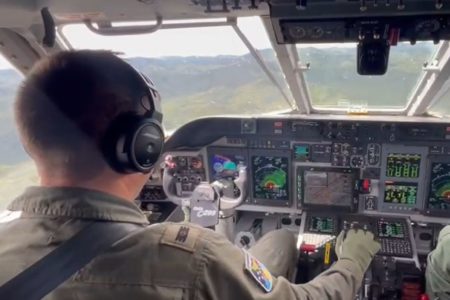 Imagem colorida mostra Força Aérea Brasileira em busca do helicóptero desaparecido no interior de SP