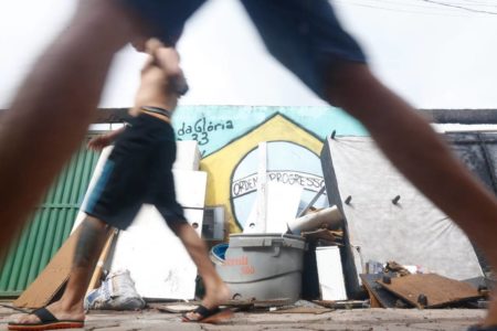 Brasília (DF) 03/01/24 Moradores da Vila Cauhy, no Núcleo Bandeirante, limpam as casas e reorganizam a vizinhança após enchente durante a noite de ontem (2/1)