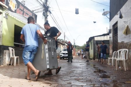 Brasília (DF) 03/01/24 Moradores da Vila Cauhy, no Núcleo Bandeirante, limpam as casas e reorganizam a vizinhança após enchente durante a noite de ontem (2/1)