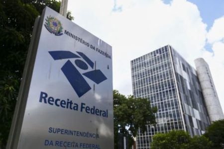 Imagem colorida mostra frente do prédio da Receita Federal Refis Perse - Metrópoles