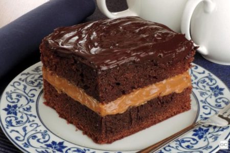 Bolo de chocolate com doce de leite - Metrópoles