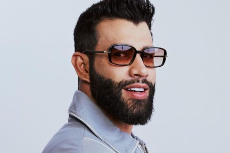 Foto colorida de Gusttavo Lima usando óculos escuros - Metrópoles