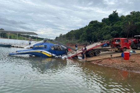 Imagem colorida mostra retirada de helicóptero de lago em capitólio em minas gerais - Metrópoles