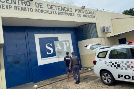 foto colorida de preso beneficiado com a saidinha temporária de Natal sendo reconduzido ao CDP de Americana após descumprir regras do benefício - Metrópoles