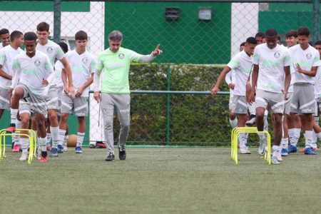 Imagem colorida dos jogadores do Palmeiras treinando - Metrópoles