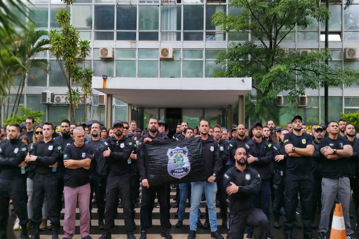 Policiais penais fazem ato após governo federal anunciar aumento para PF e PRF