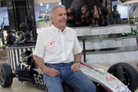 Imagem mostra ex-piloto Wilson Fittipaldi e carro de corrida - Metrópoles