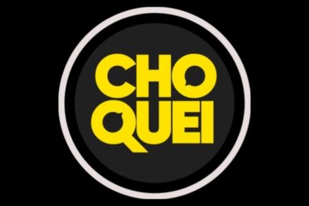 Logo da página Choquei, com fundo preto e o nome da marca em amarelo dentro de um círculo de aro branco - Metrópoles