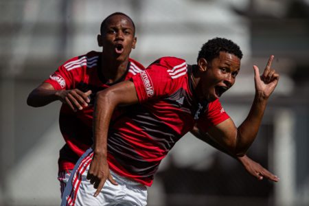 Imagem colorida dos jogadores do Flamengo sub-20 - Metrópoles