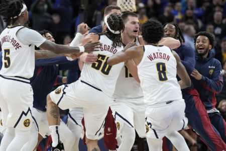 Imagem colorida de jogadores do Denver Nuggets comemorando - Metrópoles