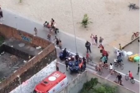 Imagem colorida de acidente de paramotor após queda em praia de Recife, em Pernambuco - Metrópoles