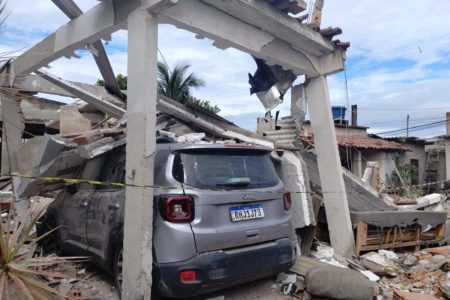 Imagem colorida de casa desabada após explosão - Metrópoles