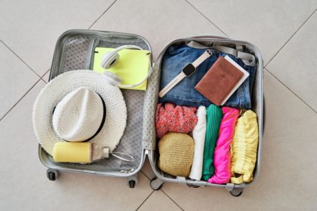 mala de viagem aberta com itens diversos