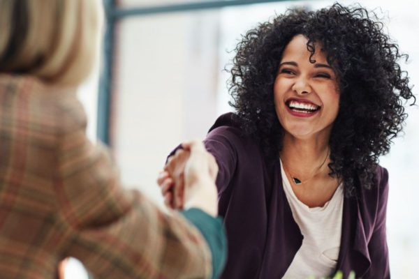 Mulher negra na liderança com um sorriso